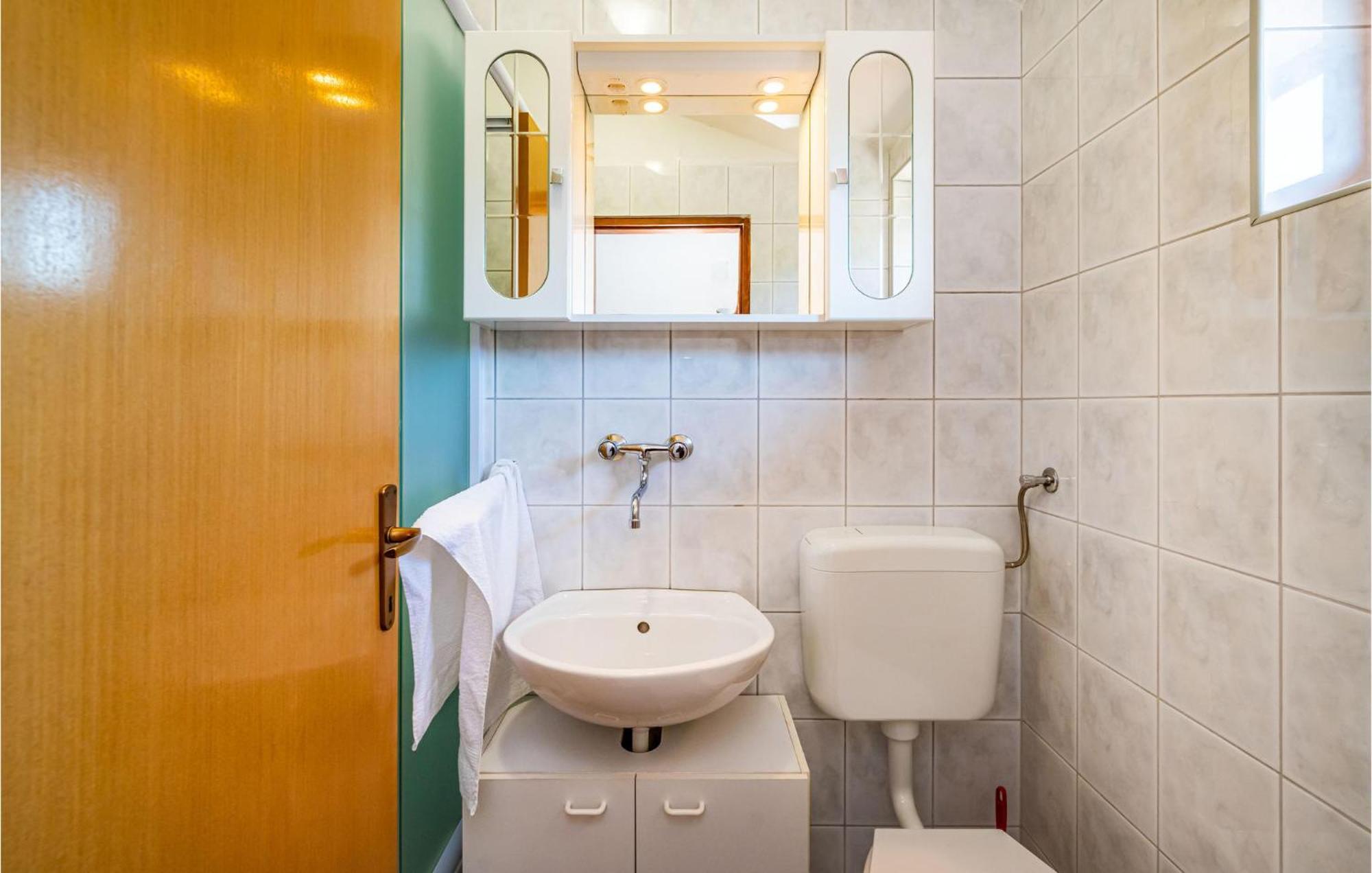 2 Bedroom Amazing Apartment In Neviđane Εξωτερικό φωτογραφία