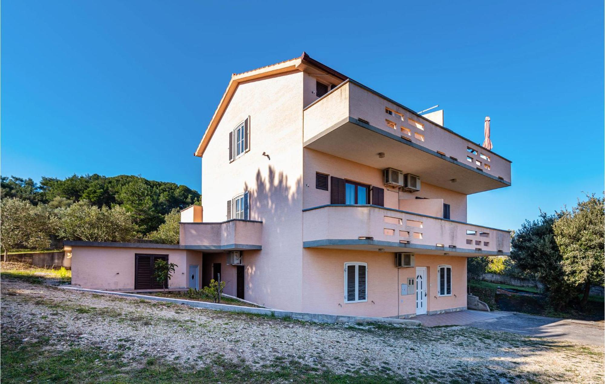 2 Bedroom Amazing Apartment In Neviđane Εξωτερικό φωτογραφία
